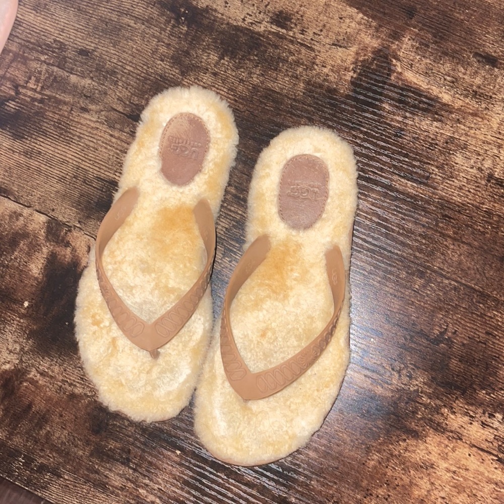 Gently used Ugg Flops Flops so comfortable size 6. Good gently used condition.